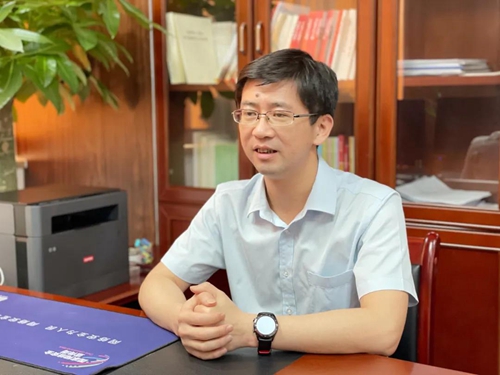 省委网信办副主任黄逸群接受记者采访