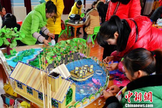资料图：幼师环保手工比赛。　王贤银 摄