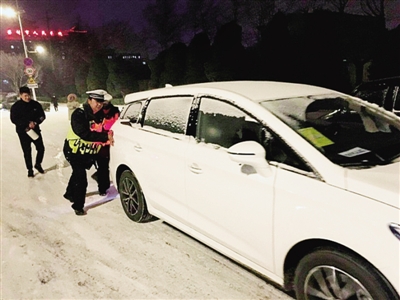 2018年郑州首场雪来了 致敬风雪中为城市护航的人