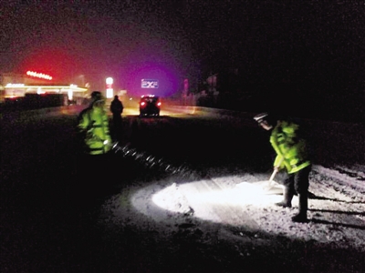 2018年郑州首场雪来了 致敬风雪中为城市护航的人