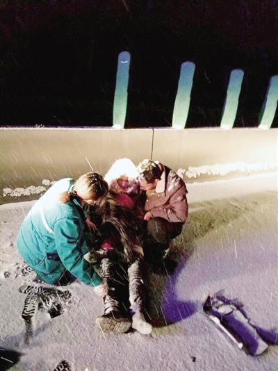 2018年郑州首场雪来了 致敬风雪中为城市护航的人