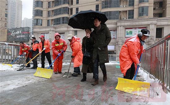 2018年郑州首场雪来了 致敬风雪中为城市护航的人