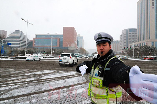 2018年郑州首场雪来了 致敬风雪中为城市护航的人