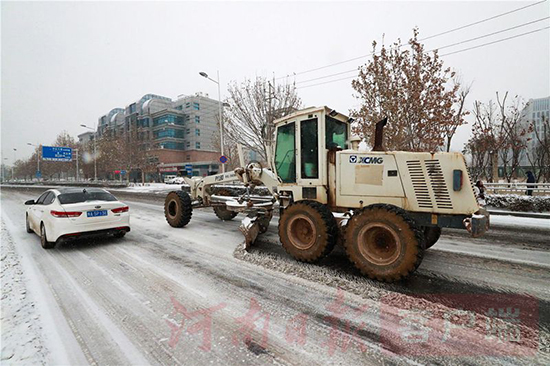2018年郑州首场雪来了 致敬风雪中为城市护航的人