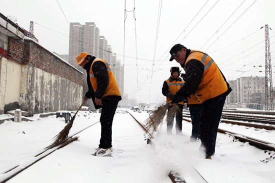 2018年郑州首场雪来了 致敬风雪中为城市护航的人
