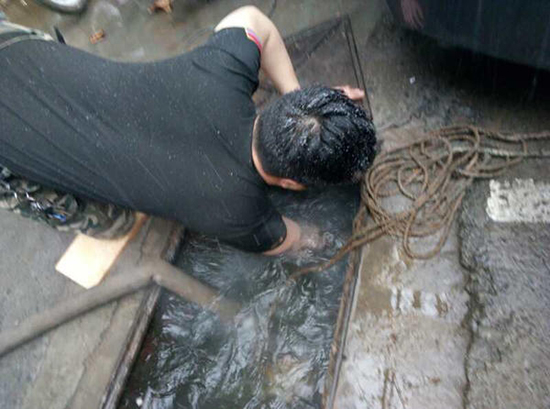 2018年郑州首场雪来了 致敬风雪中为城市护航的人