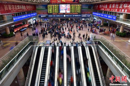 资料图：2017年春运期间的北京西站候车大厅。<a target=&apos;_blank&apos; href=&apos;http://www.chinanews.com/&apos; ><p align=