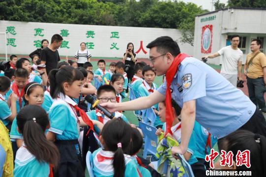 图为民警进校园开展反拐宣传教育。　警方供图 摄