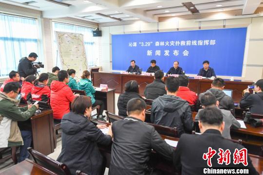 山西沁源森林火灾：现有15000余人地空协同灭火
